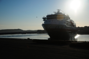 Hurtigruten ferry turns on a dime